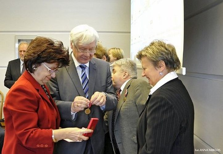 prof. Elżbieta Szeląg wraz pozostałymi laureatami podczas uroczystości wręczenia Medali Komisji Edukacji Narodowej w Instytucie Nenckiego