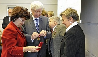 prof. Elżbieta Szeląg podczas uroczystości wręczenia Medali Komisji Edukacji Narodowej w Instytucie Nenckiego wraz z pozostałymi laureatami